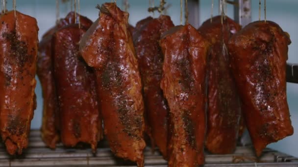 Appetitlich Geräuchertes Schweinefilet Auf Racks Einer Fleischverarbeitungsfabrik — Stockvideo