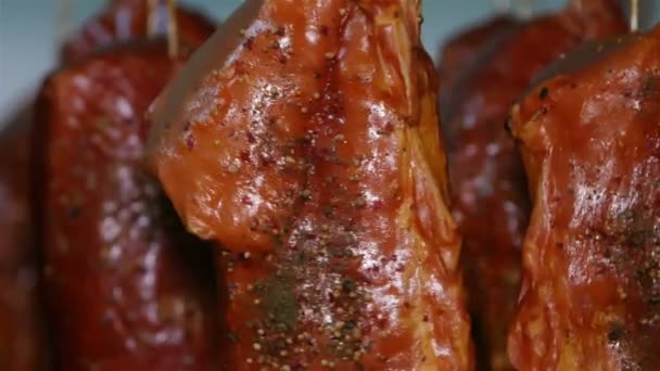 食肉加工工場のラックに燻製豚サーロインを食欲をそそる — ストック動画