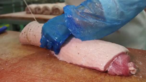 Produção Manual Roulade Porco Uma Fábrica Processamento Carne — Vídeo de Stock