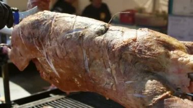 Kızarmış kuzu şiş üzerinde. Kuzu Aromatik baharatlar ve şarap karışımı ile basted.