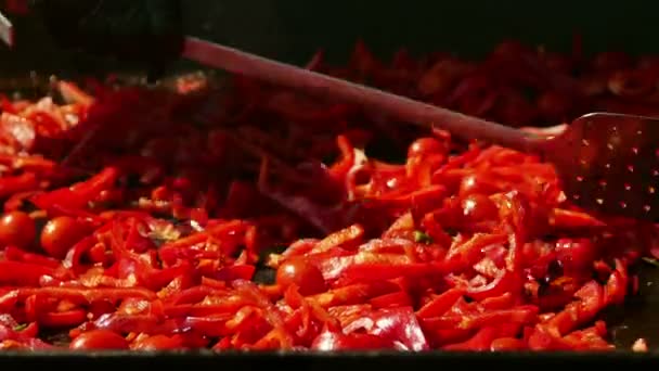 Chef Assando Pimentas Com Tomates Cereja Uma Panela Folha — Vídeo de Stock