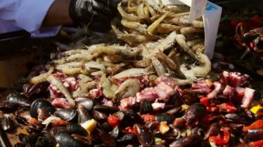 Şef limon, kalamar dokunaçları ve karides ile şarap sosu istiridye pişirme