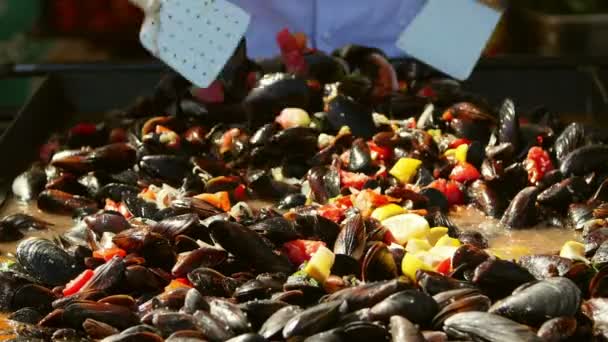 厨师用柠檬 鱿鱼触角和虾在酒酱中烹饪蛤 — 图库视频影像