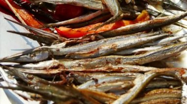 Bir levha tavada taze pişmiş garfish