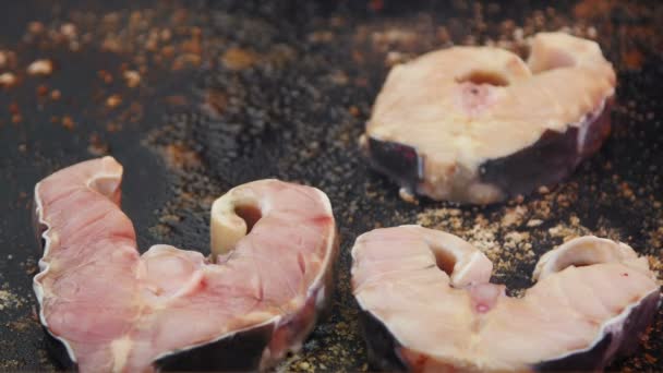 Chef Cooking Sturgeon Steaks Een Blad Pan — Stockvideo