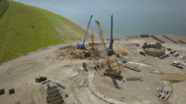 Tulcea, Romanya - 30 Ağustos 2019: Tuna üzerinde yeni bir asma köprü inşaatı, havadan görünüm