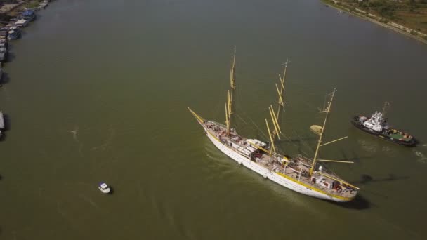 Tulcea Roemenië September 2019 Opleiding Schip Mircea Zeilen Donau Luchtfoto — Stockvideo