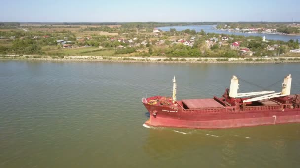 罗马尼亚图尔恰 2019年9月15日 多瑙河上的货船 鸟瞰图 — 图库视频影像