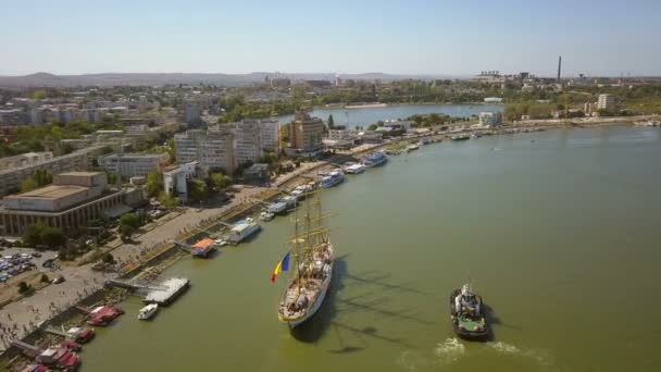 罗马尼亚图尔恰 2019年9月15日 训练船米尔恰停靠在塔尔恰港 鸟瞰图 Mircea 级树皮型帆船 有三个桅杆 — 图库视频影像