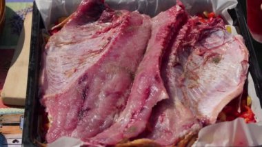 Şef ev yapımı baharatlı domates sosu ve sarımsak ile sebze bir yatakta pişmiş sazan pişirme