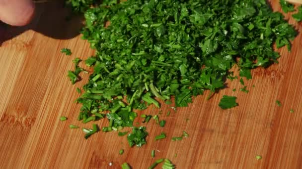 Chef Picando Perejil Fresco Una Tabla Madera — Vídeos de Stock