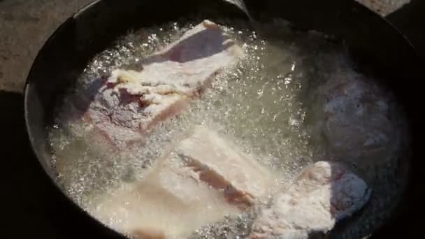 シェフが熱い油で魚のステーキを揚げる — ストック動画