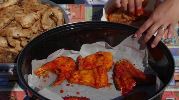 Tempero Chef Bifes Peixe Frito Com Molho Tomate Picante Caseiro — Vídeo de Stock