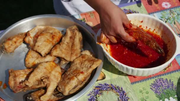 Chef Tempero Bifes Peixe Frito Com Molho Tomate Picante Caseiro — Vídeo de Stock