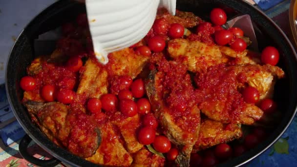 Bucătar Care Adaugă Frunze Dafin Roșii Cherry Fripturile Pește Prăjite — Videoclip de stoc
