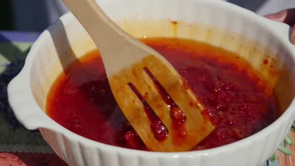 Chef Haciendo Una Salsa Casera Tomate Picante Con Ajo Aceite — Vídeos de Stock