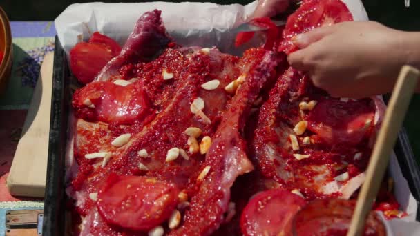 自家製スパイシーなトマトソースとニンニクを使った野菜のベッドで鯉を焼いたシェフが調理 — ストック動画