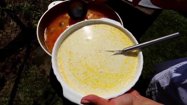 Μάγειρας Μαγειρείο Ψαρόσουπα Ξινή Κρέμα Και Αυγό Κοκκινισμένο Χυμό Λεμονιού — Αρχείο Βίντεο