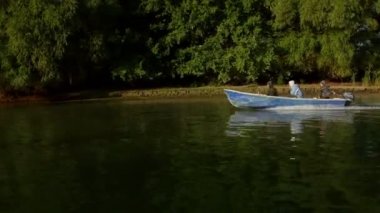 Tuna Deltası, Romanya - 23 Eylül 2019: Tuna nehri üzerinde ahşap tekne