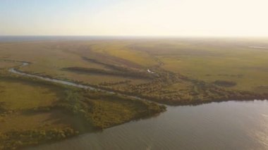Gün batımında Tuna deltası sulak alanları, havadan görünüm