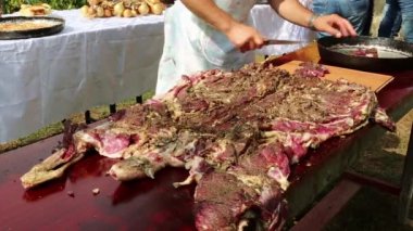 Çiftçi kurutulmuş kuzu etini küçük parçalara ayırıyor (pastirma) 