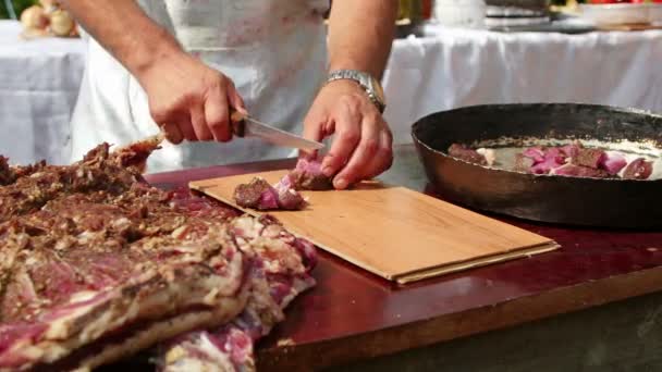 Cortar Pastirma Carne Cordero Especiada Secada Aire Trozos Pequeños — Vídeos de Stock