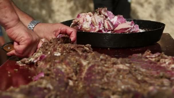 Landwirt Schneidet Pastirma Luftgetrocknetes Gewürztes Lammfleisch Kleine Stücke — Stockvideo