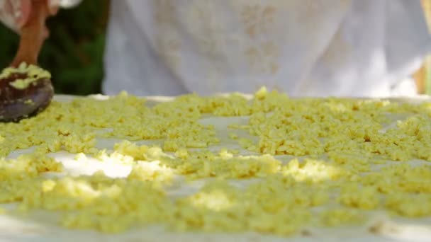 신크림으로 전통적 파이를 만드는 주부들 — 비디오