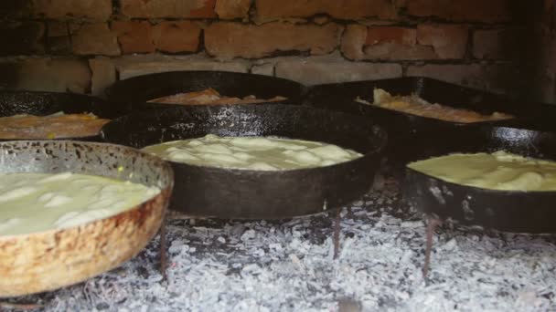 在烧木柴的砖炉中烘焙的不同类型的馅饼 — 图库视频影像