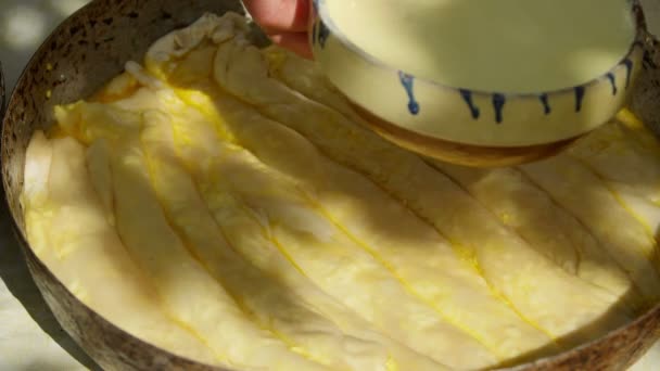 Hausfrau Macht Traditionellen Käsekuchen Mit Saurer Sahne — Stockvideo