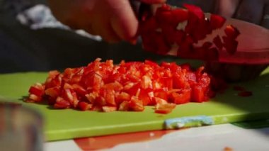 Ev hanımı yemek yapmadan önce kırmızı biber doğruyor.