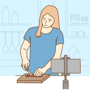 Akıllı telefon önünde yemek pişiren kadının canlı akışı