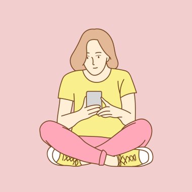 Lotus'ta oturan kadın smartphome kullanarak poz veriyor