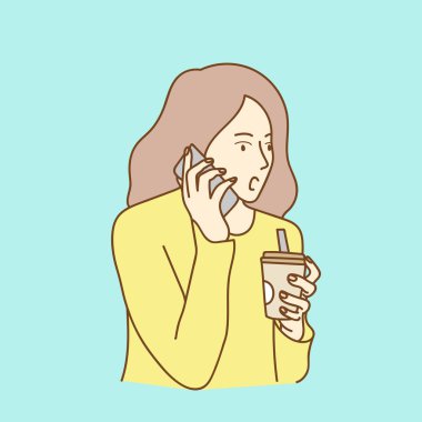 Akıllı telefon kullanarak konuşan ve kahve içen kadın