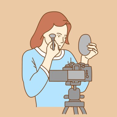 Kamera önünde makyaj yapan kadın, güzellik blogger,youtube konsepti.