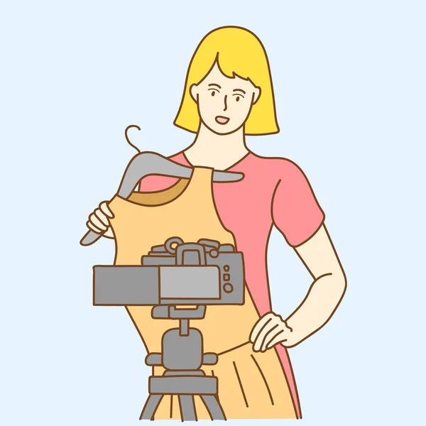 Kobieta Pokazująca Sukienkę Przed Kamerą Koncepcja Youtube — Wektor stockowy