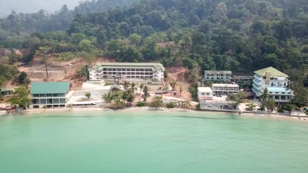 Smog sul mare della Thailandia. Vista di acque limpide, verdi colline dell'isola con palme e la spiaggia. Sabbia dorata, alberghi, gente che si rilassa. Scarsa visibilità dovuta al fumo. Incendio in Cambogia. — Video Stock