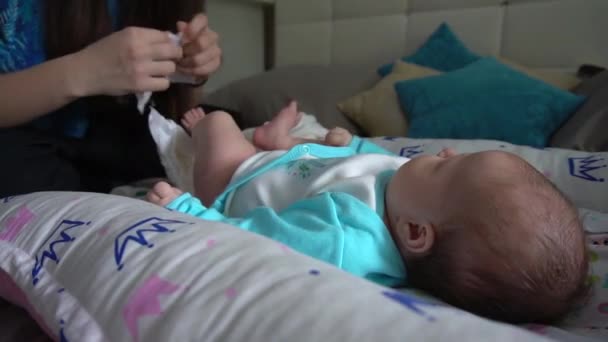Мама меняет подгузник для ребенка.. — стоковое видео