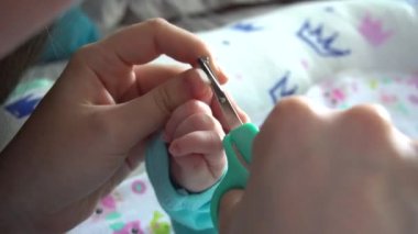 Bir anne yeni doğmuş bir çocuğun tırnaklarını keser..