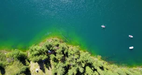 Kolsaské jezero mezi zelenými kopci a horami. — Stock video