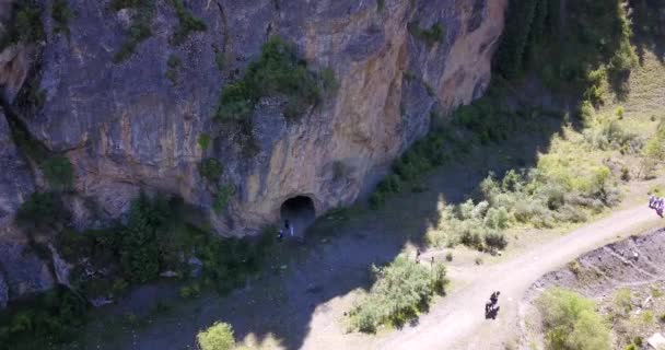 Вид сверху на пещеру, лес, скалы и дорогу. — стоковое видео