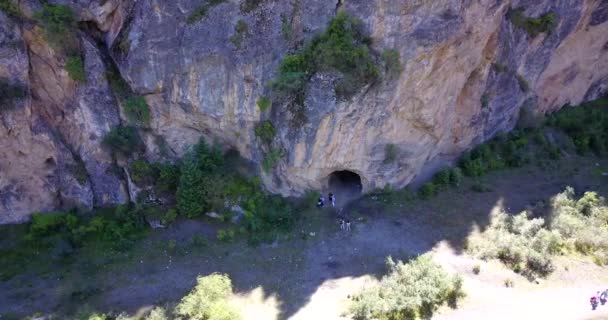 Vista superior de la cueva, bosque, rocas y carretera. — Vídeos de Stock