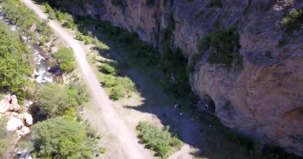 Vista superior de la cueva, bosque, rocas y carretera. — Vídeos de Stock