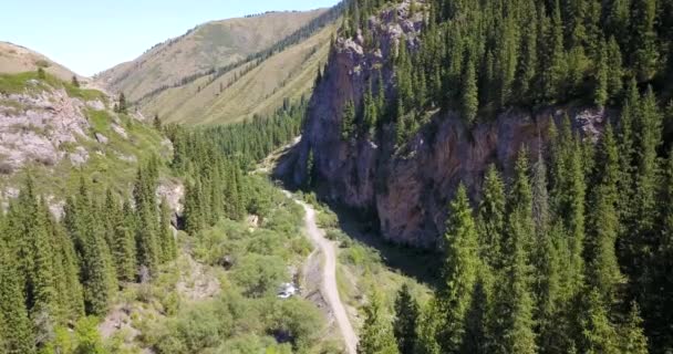 Vista superior de la cueva, bosque, rocas y carretera. — Vídeo de stock