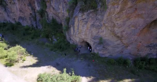 Horní pohled na jeskyni, les, skály a silnici. — Stock video