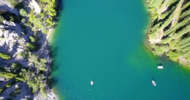 Kolsay Gölü Yeşil tepeler ve dağlar arasında.