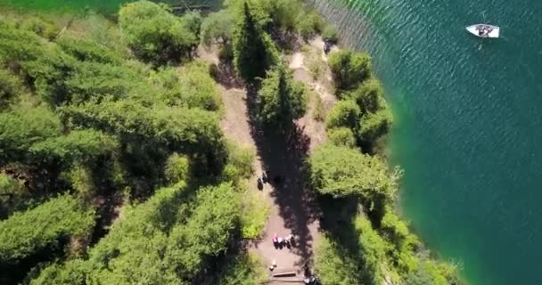 Lago Kolsay entre colinas verdes e montanhas. — Vídeo de Stock