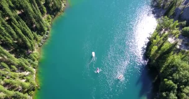 ทะเลสาบ Kolsay ท่ามกลางเนินเขาสีเขียวและภูเขา . — วีดีโอสต็อก