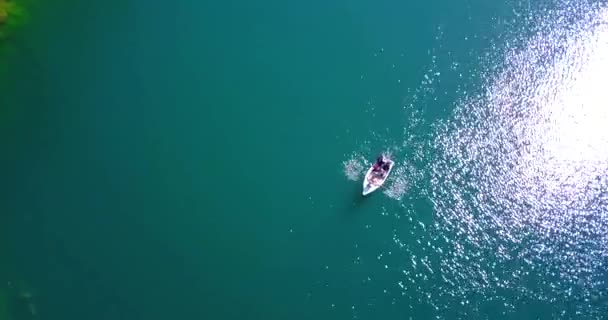 Kolsaské jezero mezi zelenými kopci a horami. — Stock video