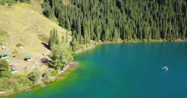 Λίμνη Kolsay ανάμεσα σε καταπράσινους λόφους και βουνά. — Αρχείο Βίντεο